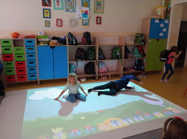 Uczniowie bawia się na podłodze interaktywnej..jpg