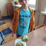 Chłopiec prezentuje wykonaną przez siebie zdrową kanapkę.jpg