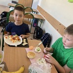 Dwaj chłopcy przygotowują przy stoliku zdrowe kanapki i szaszłyki..JPG