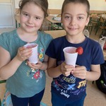 Dwoje dzieci prezentuje przygotowane koktajle owocowe..JPG