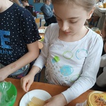 dziewczynka smaruje wafel miodem.jpg