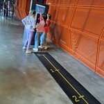 Trzy uczennice sprawdzają jak szybko biegają w Centrum Nauki Kopernik.jpg