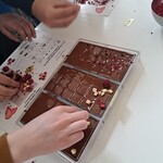 Zbliżenie na tabliczki czekolady przygotowywane przez uczniów.jpg