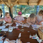 Dzieci ozdabiają wycinankami wykonany przez nie papier czerpany.jpg