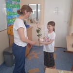 Uczennica dziękuje pani pielęgniarce i wręcza jej kwiatek.