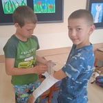 Dwaj uczniowie ćwiczą opatrywanie ręki.