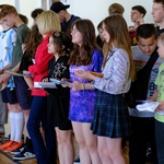 Grupa uczniów oczekuje na wyniki zmagań sportowych.