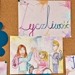 Rysunek z gazetki klasowej przedstawiający dziewczynkę na wózku oraz jej przyjaciół. Nad rysunkiem napis Życzliwość.