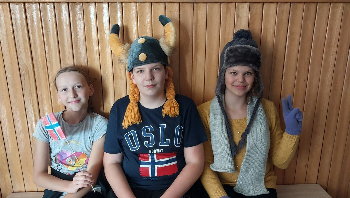 troje uczniów przebranych za mieszkańców Norwegii.jpg