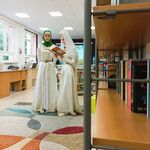 W bibliotece dwie uczennice z klasy 8 w strojach narodowych czytają czeczeńską bajkę..jpg
