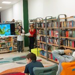 W bibliotece uczennice czytają w orginalnym języku ukraińską bajkę..jpg