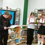 W bibliotece uczniowie z klasy 8 czytają w orginalnym języku białoruską bajkę..jpg