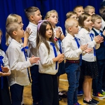 Uczniowie klas pierwszych śpiewają piosenkę.