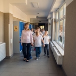 Uczniowie klasy 2c wraz z wychowawczynią Małgorzatą Szleszyńską idą korytarzem.jpg