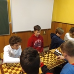 Zawodnicy rozgrywają partię szachową.jpg