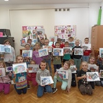 Dzieci prezentują wykonane i wydrukowane kolorowanki przedstawiające rózne postacie z bajek.jpg