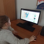 Dziewczynka koloruje w komputerze postać Calineczki.jpg