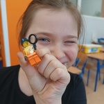 Dziewczynka pokazuje ludzika Lego.jpg