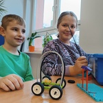 Dziewczynka i chłopiec prezentują zbudowany pojazd.jpg