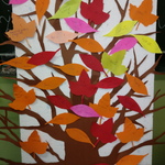 Makieta drzewka z kolorowymi listkami wykonana w czasie zajęć..jpg