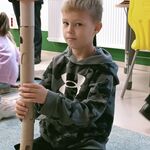 15 Na dywanie siedzi chłopiec_ przed sobą ma wysoką wieżę zbudowaną z rolek po papierze..jpg