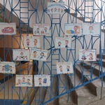 Plakaty przedstawiające prawa dzieci umieszczone przy schodach na piętro szkoły.jpg