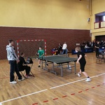 IMS - zawodnicy toczą walkę przy stole ping-pongowym.jpg