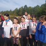 Dziewczęta na starcie biegu sztafetowego klas 4-6.jpg