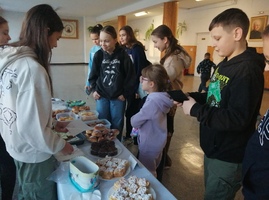 Uczniowie przynieśli pyszne ciasta i babeczki.jpg
