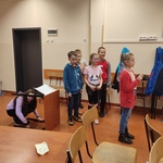 Grupa dzieci odgrywa scenkę dramową..jpg