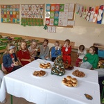 Dzieci delektują się świątecznymi  smakołykami.jpg