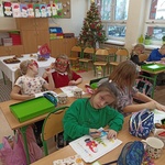 Dzieci wykonują różne prace związane ze świętami.jpg