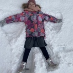 dziewczynka robi aniołka w śniegu 3.jpg
