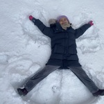 dziewczynka robi aniołka w śniegu.jpg