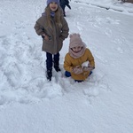 dziewczynki bawiące się w śniegu.jpg