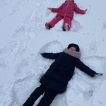 dziewczynki robiące aniołki w śniegu.jpg
