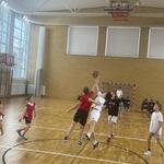 Uczniowie klas piątych grają w koszykówkę_ rzut sędziowski.jpg