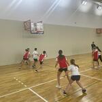 Uczniowie klas 5a i 5b grają w koszykówkę.jpg