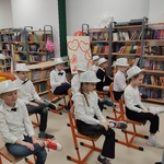 2. Grupa dzieci prezentuje się w tańcu kapeluszy.jpg