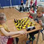 Dwoje dzieci podczas rozgrywki szachowej..jpeg