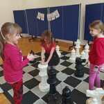 Uczniowe bawią szachami..jpeg