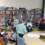 Zdjęcie 18 W bibliotece uczniowie klasy 2a wraz z swoją wychowawczynią siedzą na pufach. Oglądają pocztówki o uczuciach..jpg