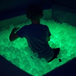 Chłopiec podczas zabawy w basenie z kulkami w sali doświadczania świata..jpg