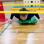 Chłopiec pokonuje tor przeszkód na sali gimnastycznej..jpg
