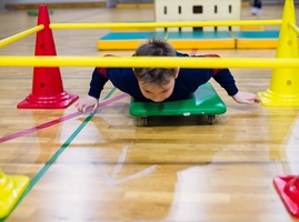Chłopiec pokonuje tor przeszkód na sali gimnastycznej..jpg