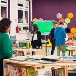Grupa uczniów zwiedza szkolną bibliotekę..jpg