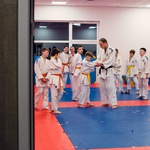 Uczniowie uczestniczą w pokazach sztuk walki w sali judo..jpg
