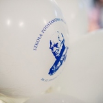 Zbliżenie na białe balony_ na których niebieską farbą nadrukowany jest portret Stanisława Staszica..jpg