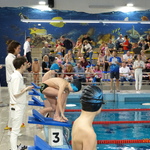 Chłopcy zaczynają zawody pływackie.JPG