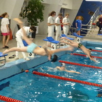 Uczniowie zaczynają zawody pływackie.JPG